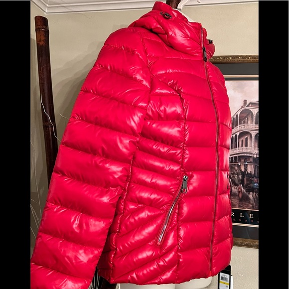 Guess puffer hooded red jacket is size medium - Picture 7 of 8